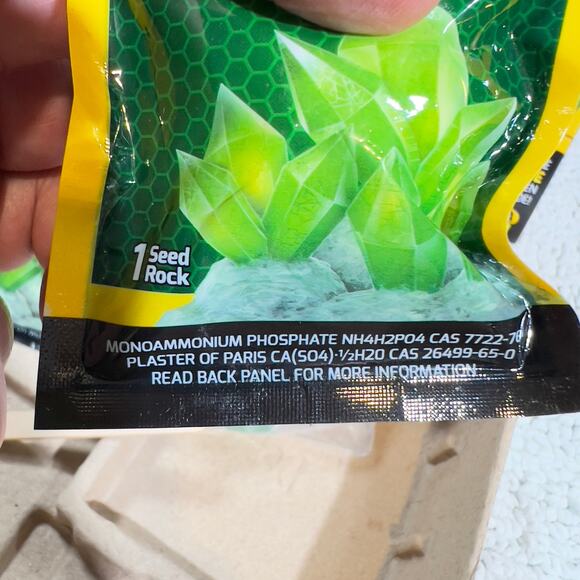 National Geographic Crystal Lab Glow In The Dark STEM Science Complete Kit 8+ - Picture 9 of 11